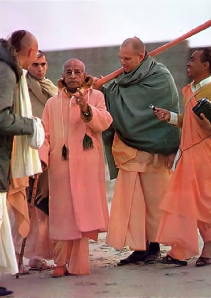 prabhupada-with-brahmananda-svarupa-damodar-and-sruta-kirti