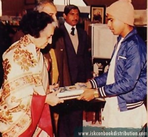 ex.-prime-minister-Indira-Gandhi-recived-Srila-Prabhupada-Bhagvatam
