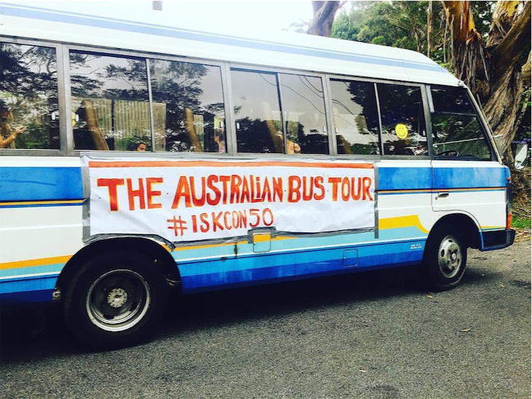 ऑस्ट्रेलियाई किशोर भक्तों की बस यात्रा