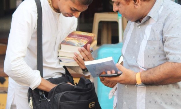नवसारी (गुजरात) की अद्भुत रथयात्रा एवं पुस्तक वितरण